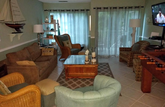 You need a VACATION!-Short Walk to Ocean & Coligny Plaza