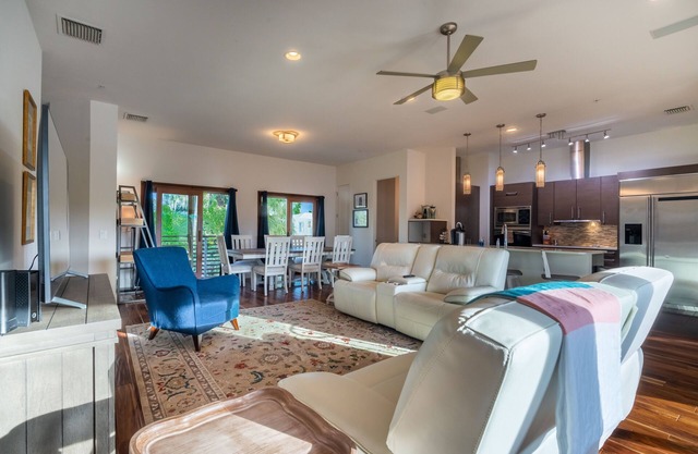 You're Pampered Here - Just 3 Blocks From Park Avenue!