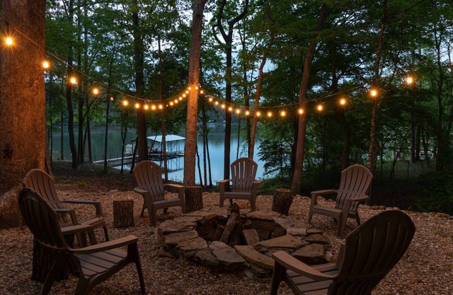 Young@Hart is a Lakefront home w/Covered Dock, Game Room, 4 Kayaks & Hot Tub!