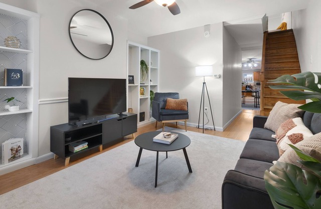 Your 2B Charming Chic Flat | 2 min from Inner Harbor