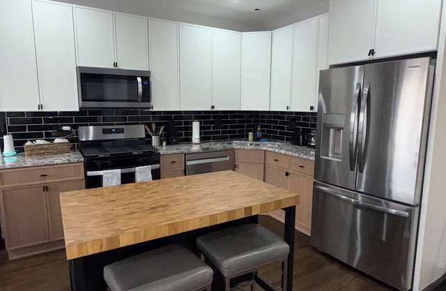 Your Chicago Home Base – 4BR, 2BA, Sleeps 13, Ideal for Families & Groups!