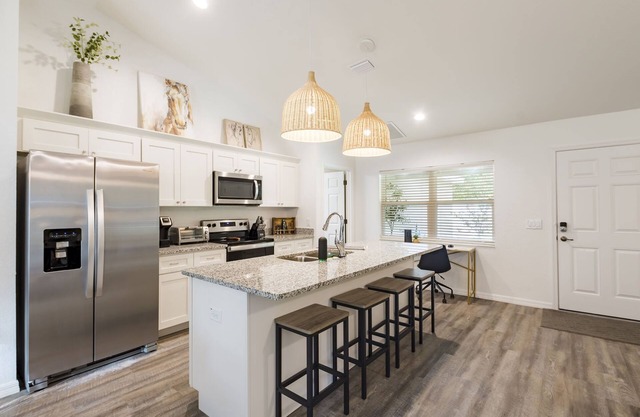 Your Family Escape! Sleeps 8, Backyard w/ Firepit