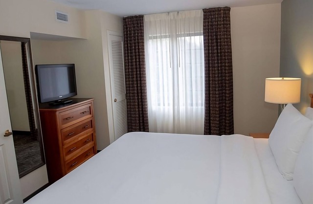 Your Gateway to San Antonio's Charms! Spacious Suite with Full Kitchen! Pool!