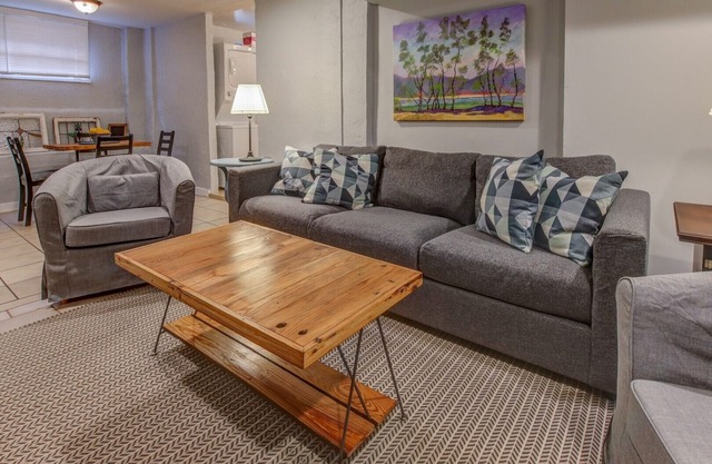 YOUR HEART OF MIDTOWN MAISONETTE!