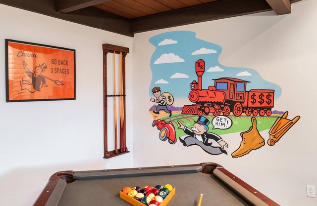 Your Home Away from Home: Pool, Monopoly, Hot Tub, Mini-Golf, BBQ, Luxury Home