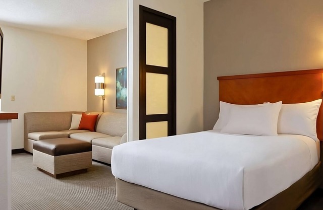 Your Home Away From Home! Pet-Friendly Unit To Relax. Near Gwinnett Place Mall!