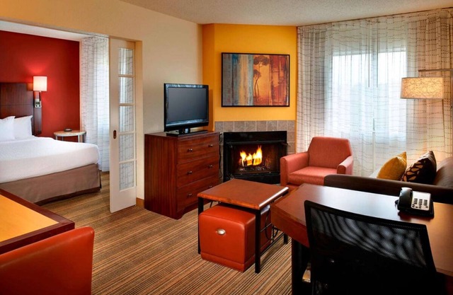 Your Home Away From Home! 2 Posh Units, w/Kitchen! Pet-Friendly, Free Breakfast