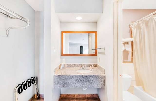 Your Home Away From Home! Pets Allowed, FREE Parking, Near Woodrow Park
