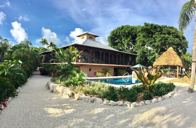 "Your own private resort" - Mockingbird Pointe - Waterfront, pool and dockage