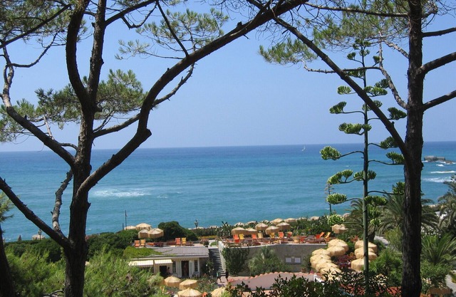 Your own quiet holiday home with patio, roof terrace and sea view