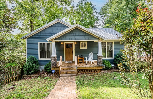 Your perfect getaway on beautiful Lake Malone with private boat dock!