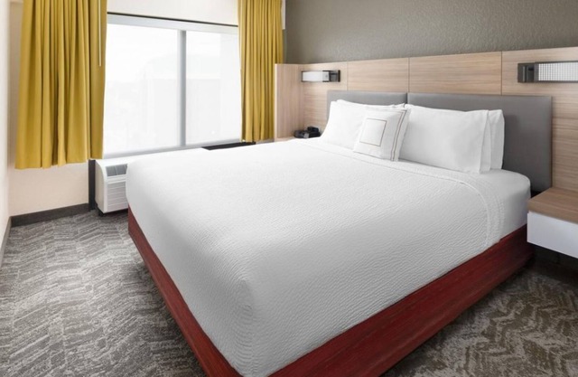 Your Relaxing Getaway Awaits! Onsite Pool, Near Gulfgate Shopping Center!