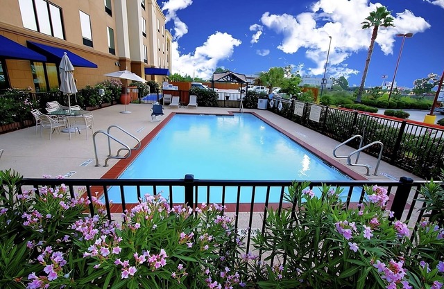 Your Relaxing Getaway Awaits! Outdoor Pool, Onsite Parking, Breakfast!