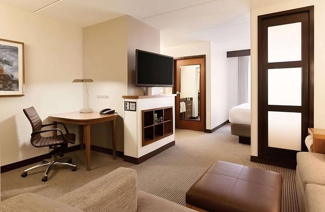 Your Relaxing Getaway Awaits! Family-friendly Unit. Near Bunten Road Park!