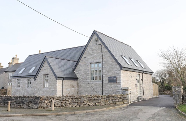 YSGOL FAWR (BIG SCHOOL), pet friendly, with a garden in Benllech