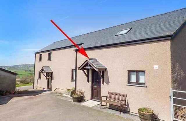 YSGUBOR - BARN, family friendly, with hot tub in Betws Yn Rhos