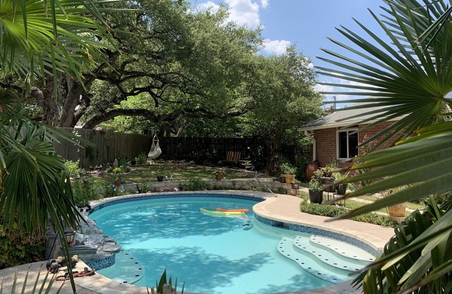 Zen bedroom in beautiful North Austin House