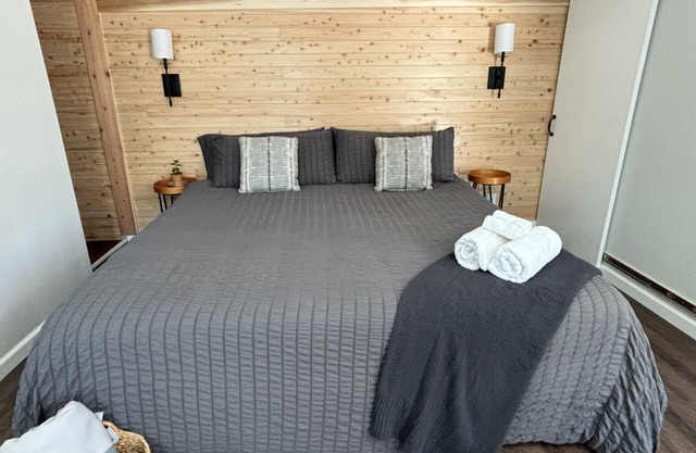 Zen Den - jetted tub, massage chair, home theater, EV charger, King bed, parking