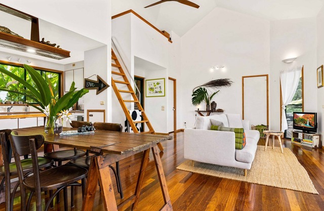 Zen- Lush retreat close to Byron with views