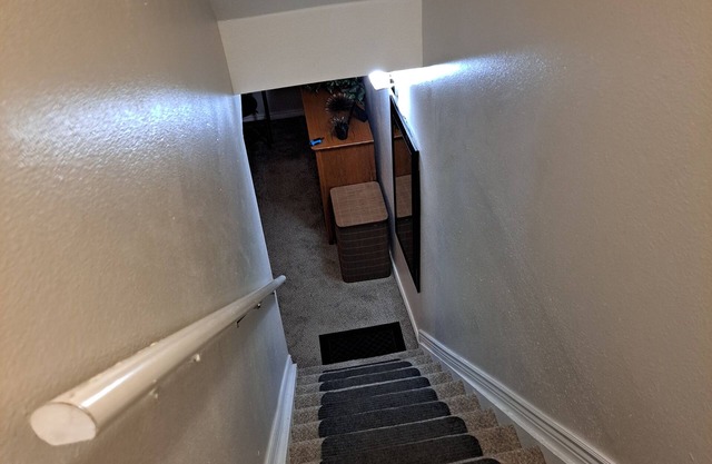 ZEN -tastic Cozy basement and common area house- fitness room, WiFi -Arvada - n