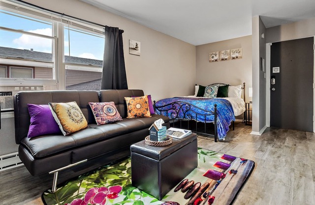 Zen themed/FREE WIFI & Parking/Aurora/Near Downtown