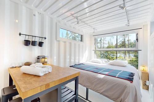 Saint-Simeon Ski Chalet | Öbois Charlevoix - ÖBox lake view