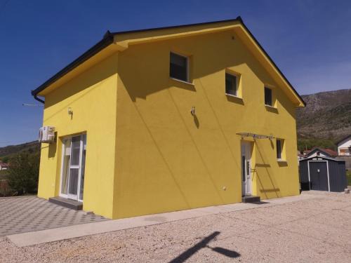 Trn House | Žuta kuća