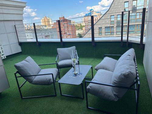 Shevchenkivs'kyi District Apartment | Апартаменти з терасою