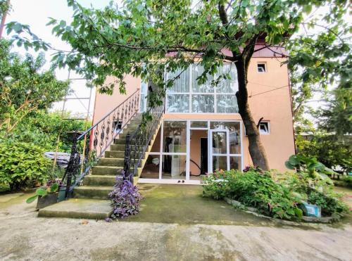 Chakvi House | Двухэтажный дом Людмилы с тремя спальнями и кухней, в Чакви, в 300 метрах от моря