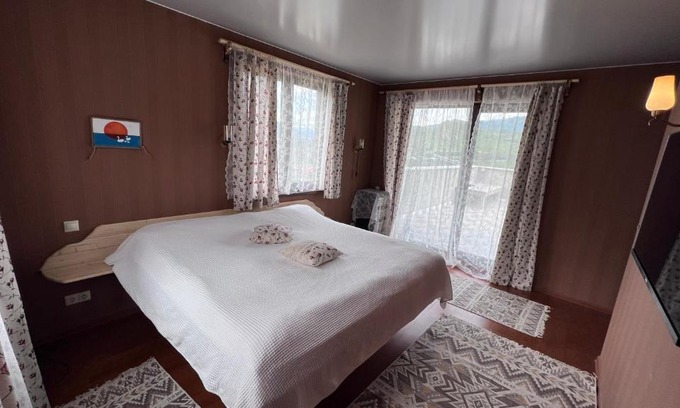 Mtskheta House | Дом с панорамной крышей и бассейном