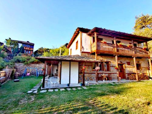 Leshten House | Капсъзовата къща
