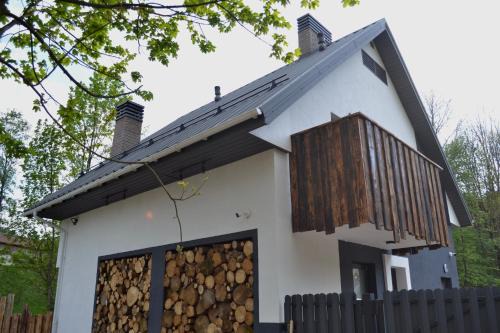 Izki House | Садиба Деревій