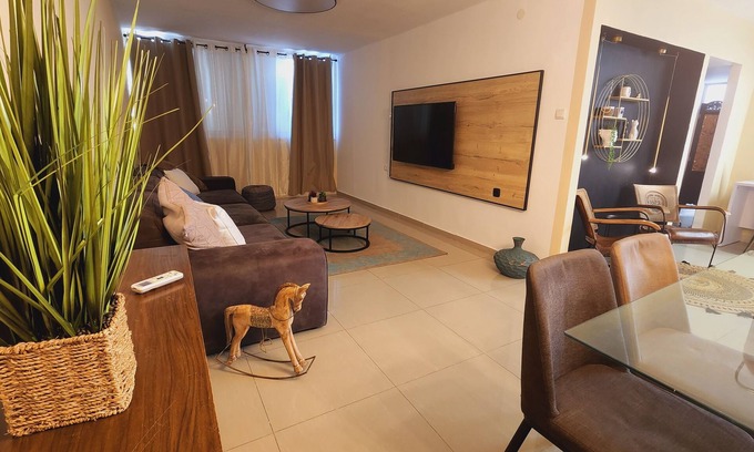 Ashdod Apartment | דירה נעימה מאובזרת ומעוצבת אדריכלית