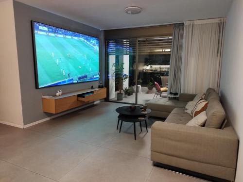 Holon House | חדר מקסים בדירה בה אנו גרים בחולון קרוב לתל אביב וחוף הים כולל מקלט