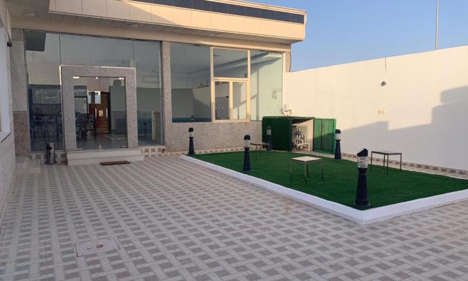 Buraydah Ski Chalet | شاليه بصالة مطلة على مسبح