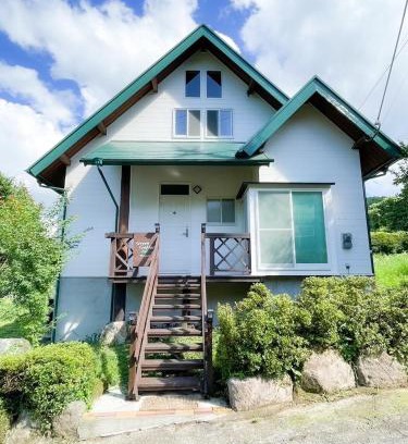 Kusu House | 一棟まるっと温泉別荘 天井高7ｍ 50インチ映画見放題 屋根付BBQ 街まで車7分 湯布院30分 アニメ聖地10分