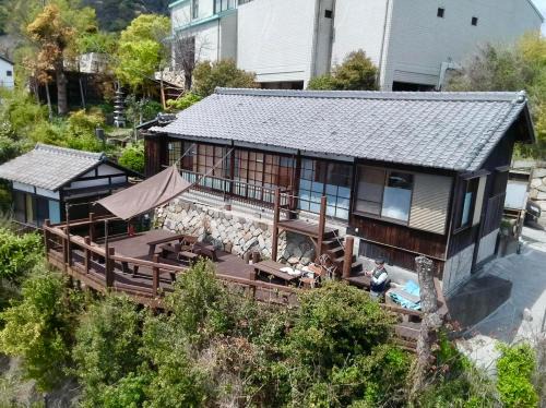 Tomonoura Onsen Villa | 城跡石垣上の絶景古民家宿 鞆城茶屋庵