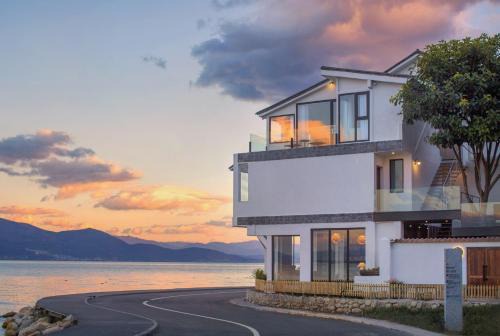 Dali Town Hotel | 大理洱朵花园海景酒店