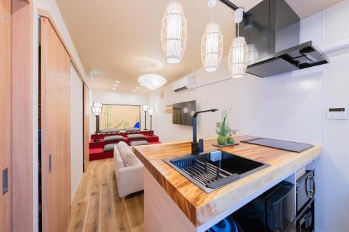 Joto House | 最寄り駅より大阪駅 京都駅直通 江戸の感じるリフォーム一軒家 寝室4部屋 ベッド8台