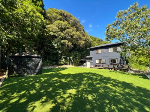 Katsuura House | 森の香りに包まれたプライベート空間でマイデバイスイマーシブ体験を堪能できる贅沢-BlueFlow KATSUURA