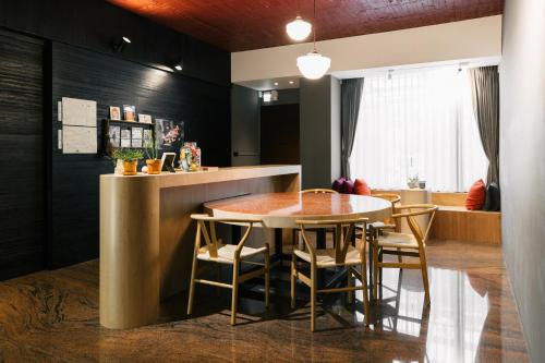 Tainan City Centre House | 珍遇珍寓 June June House-台南包棟民宿 8-14人可包棟-雙人房可訂-台南住宿電梯民宿