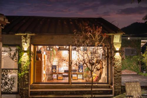 Meinong House | 香蕉與黑膠 Yellow And Black Guest House