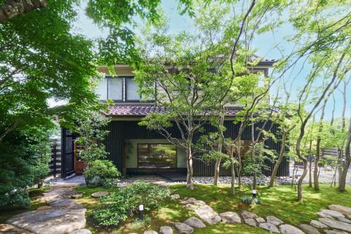 Midori Ward Villa | 高尾山すぐ貸切villa 都心から70分 最大10名 プライベートサウナ 雨でもBBQ 焚火花火 絶景日本庭園