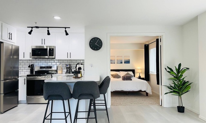 Belltown Condo | 0.3 Miles to Space Needle! Modern 2Br/2Ba Belltown Condo w/Free Garage Parking