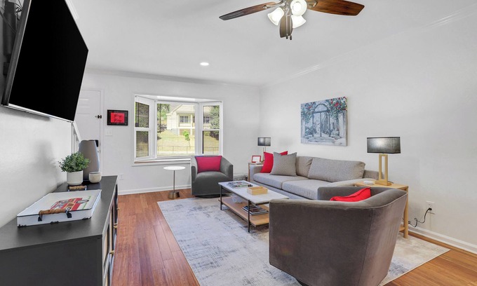 Athens Condo | 0.5 mi UGA Stadium & Campus– 2 BR 2.5 BA Athens Townhome with King, Queen + Twin
