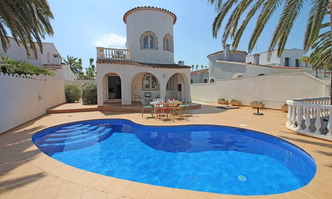 Empuriabrava Villa | 0108-LLOBREGAT House at the canal with pool and mooring