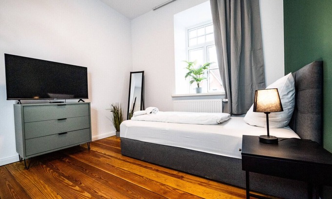 Brunsbuttel Apartment | 064 - 4 rooms - kitchen shower/bath - central