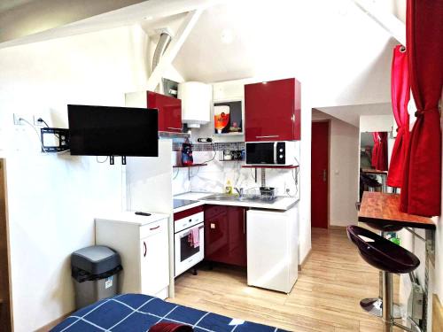 Razac-sur-l'Isle Apartment | 08 - Très joli studio tout équipé avec clim, parking privatif gratuit, grand fourgon possible, tout le linge de maison est fourni