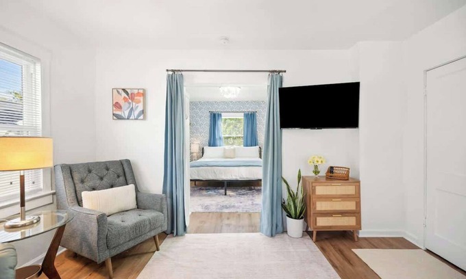 Lakeland House | 1/1 Affordable Downtown Pet Friendly Home