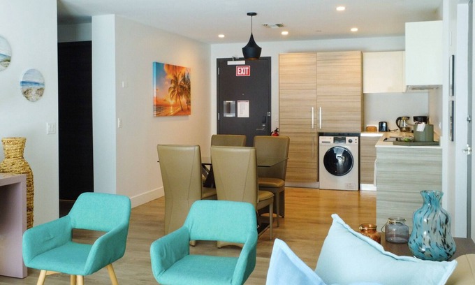 Hollywood Lakes Condo | 1/1 Deluxe CONDO/Walk to Hollywood BEACH/Rooftop POOL and JACUZZI/24hr GYM